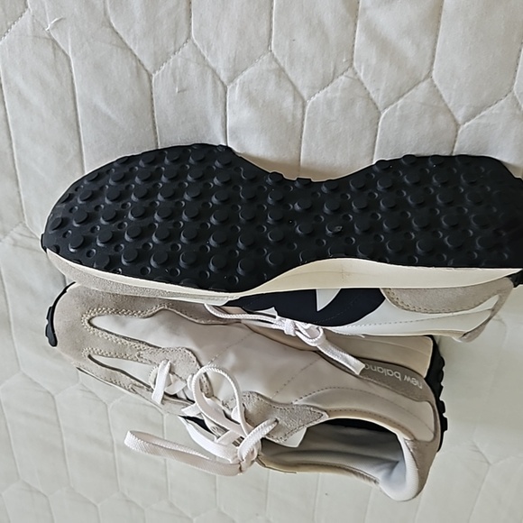 New Balance 327 size 5.5 - Picture 4 of 6